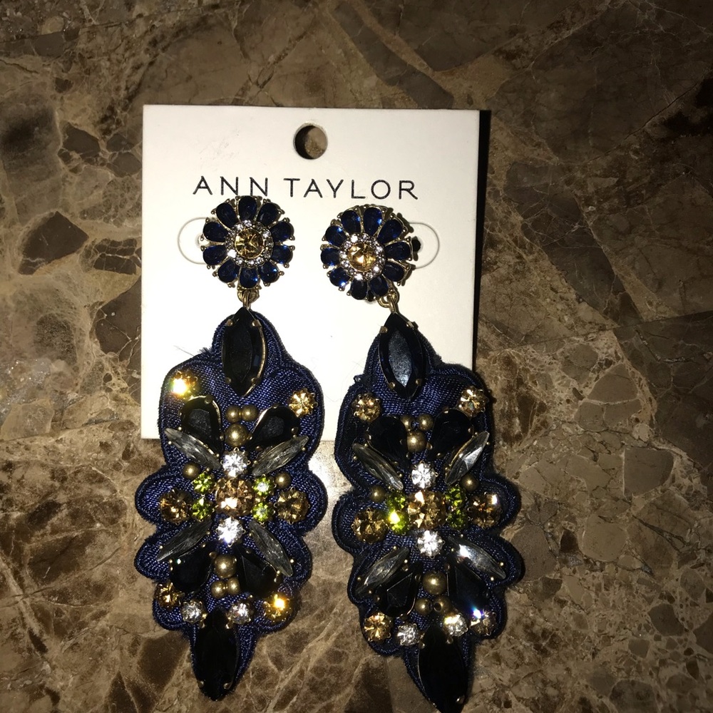 ❌SOLD❌ Ann Taylor Dangle Cloth/Stone Earrings
